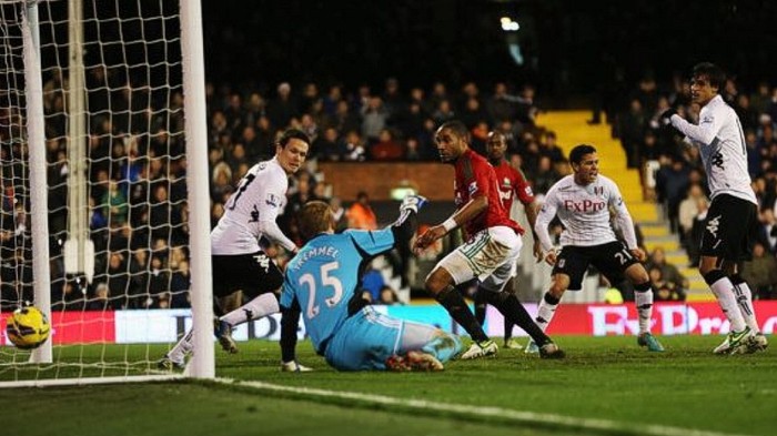 Tại Craven Cottage, Fulham chỉ kịp ghi 1 bàn danh dự của Bryan Ruiz trước khi thúc thủ 1-2.